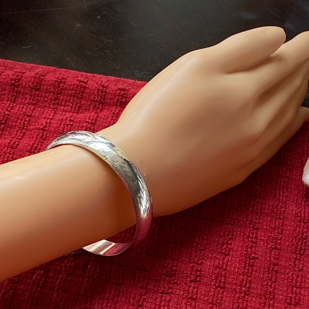 O-15:  Very nice high polished etched hinged bangle 1/2” - 11mm! 925 Silver 2.5”